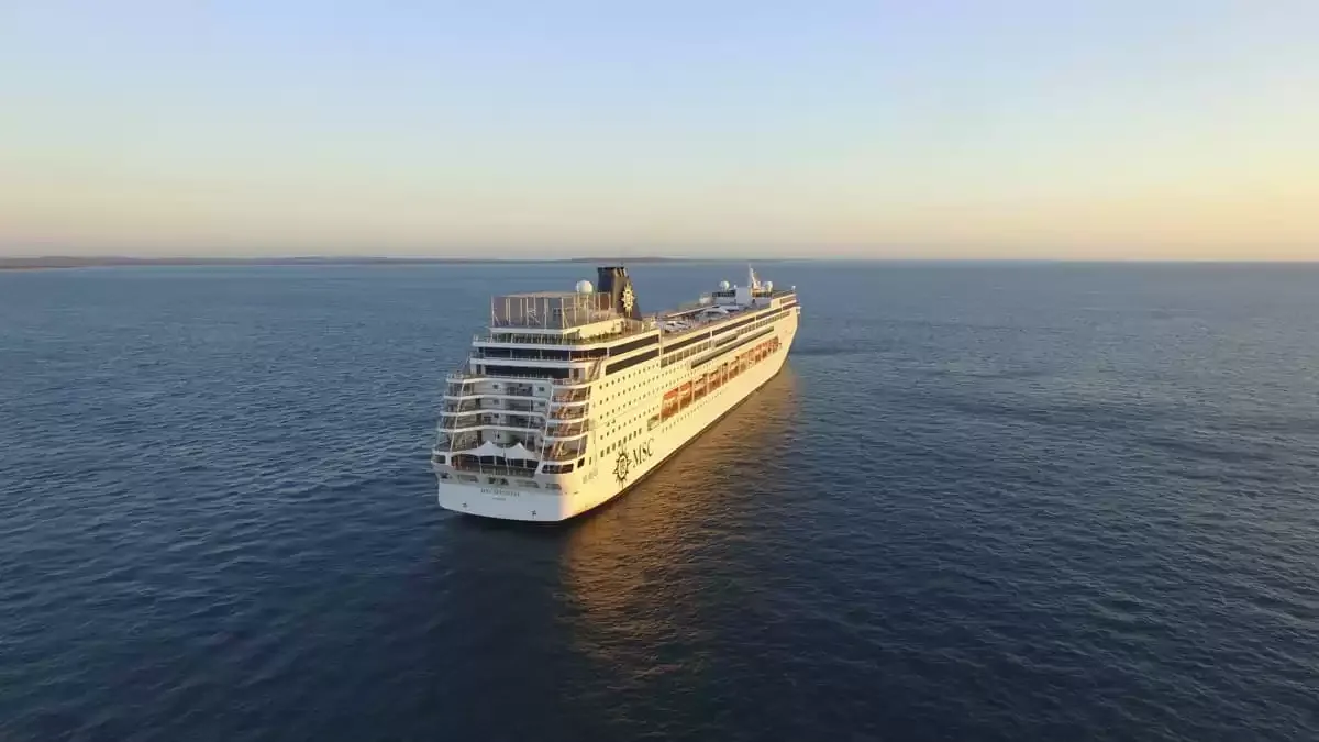 Le MSC Sinfonia en mer, vu du ciel