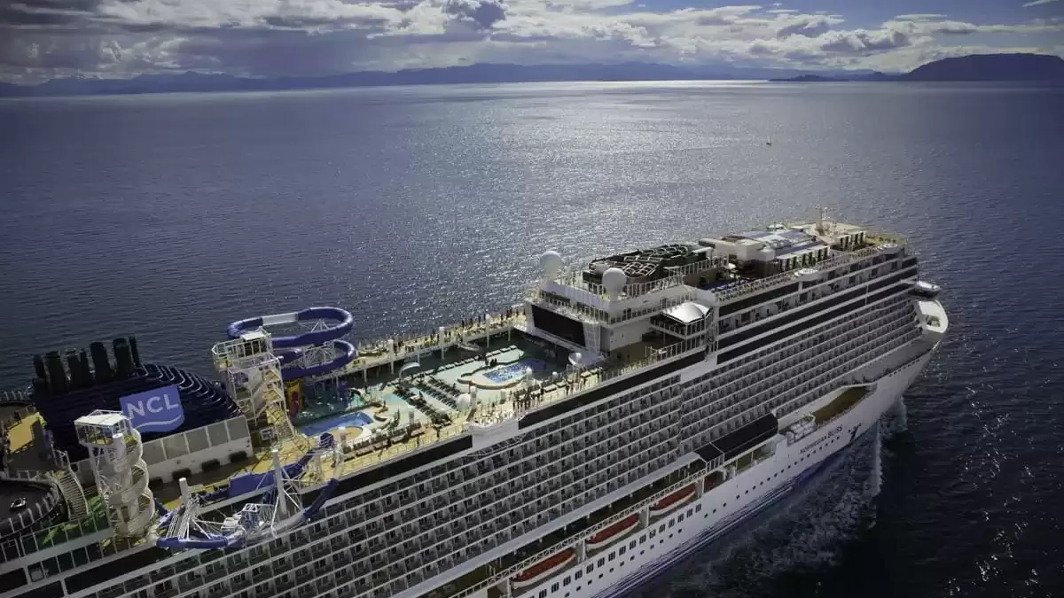 Le Norwegian Bliss en mer, vu du ciel