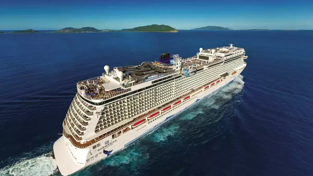 Le Norwegian Bliss en mer, vu du ciel