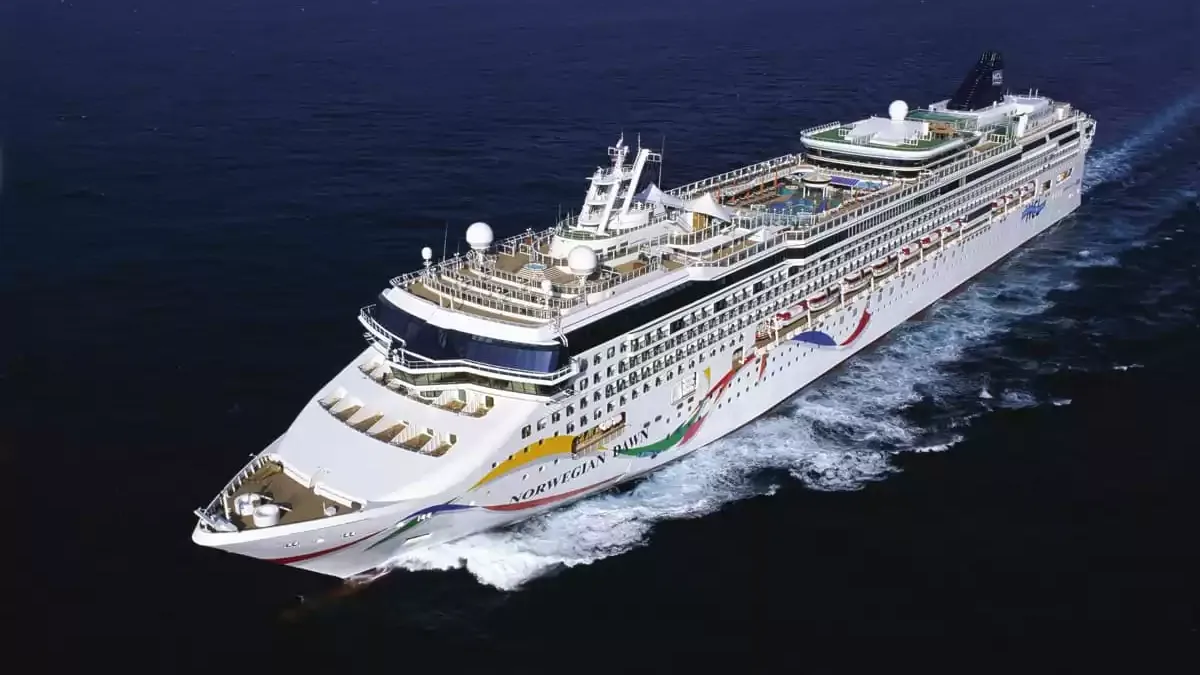 Le Norwegian Dawn en mer, vu du ciel
