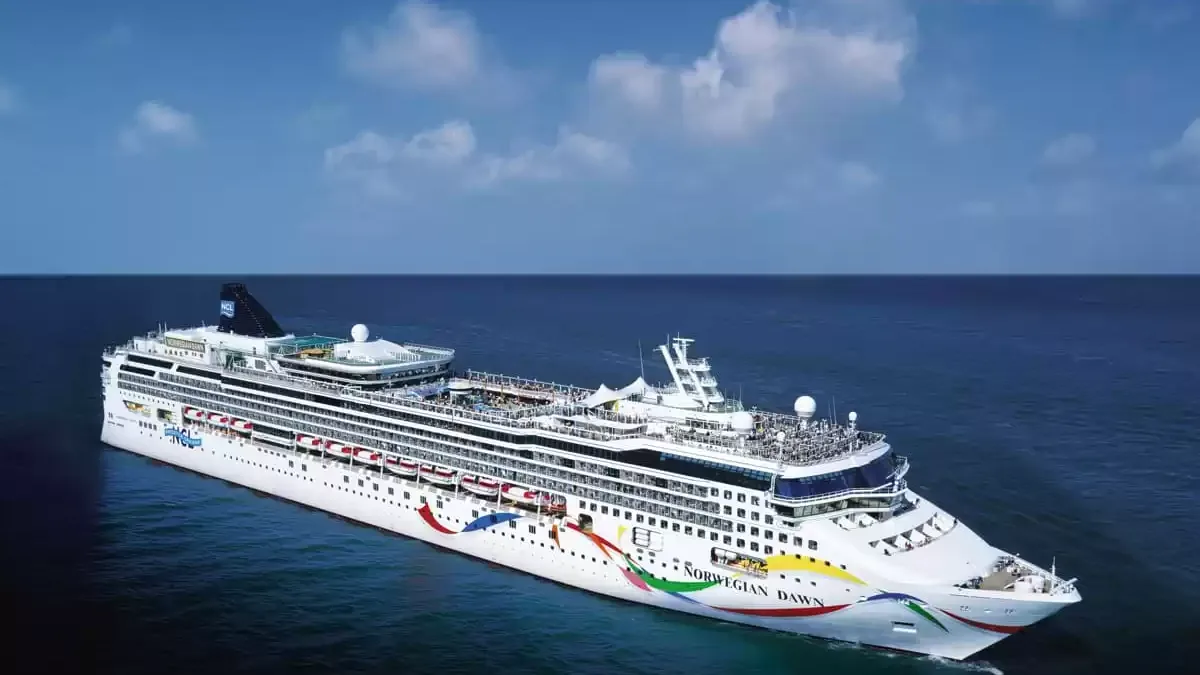 Le Norwegian Dawn en mer, vu du ciel