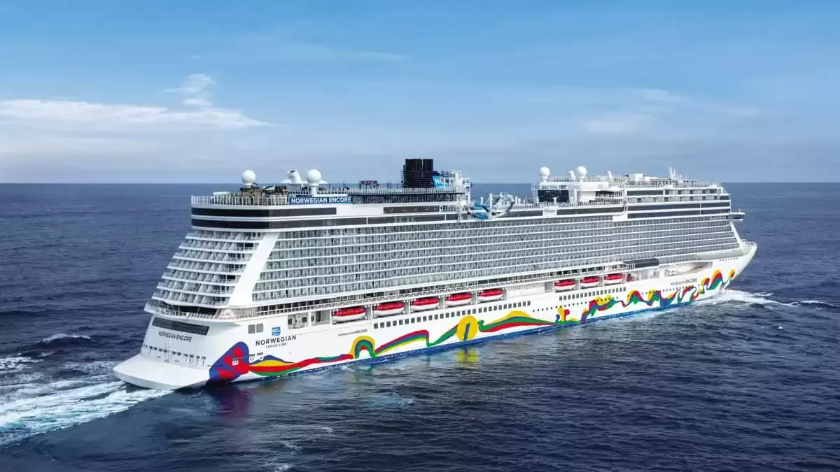 Le Norwegian Encore en mer, vu du ciel