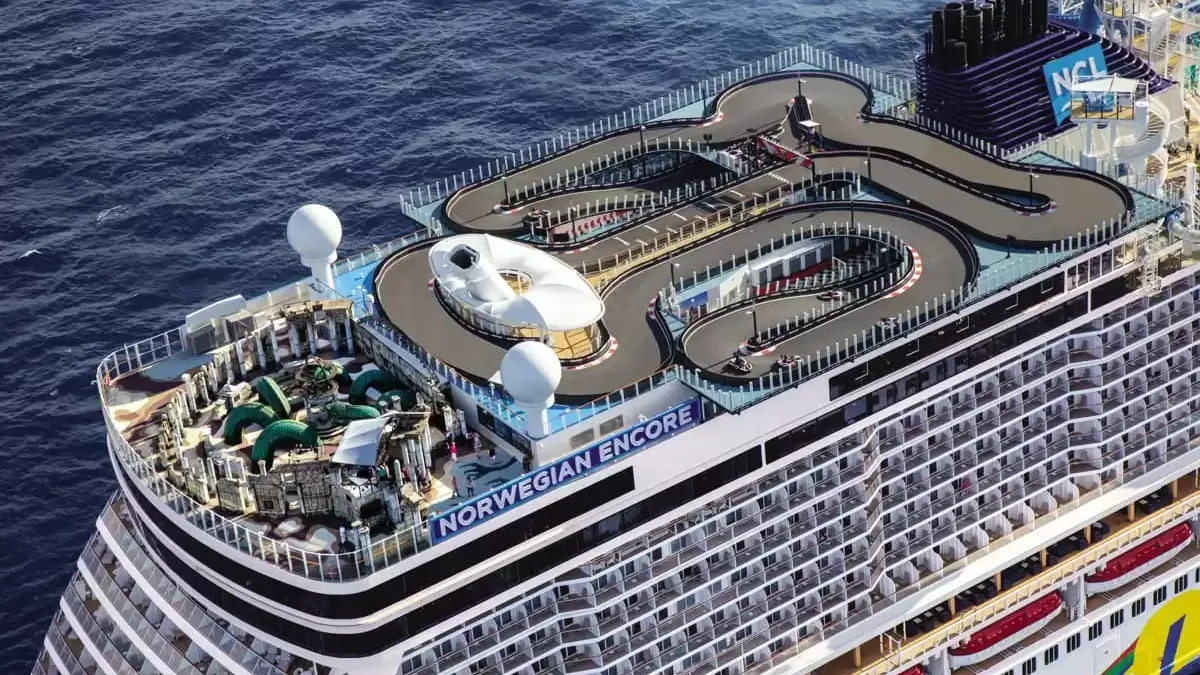 Le Norwegian Encore en mer, vu du ciel