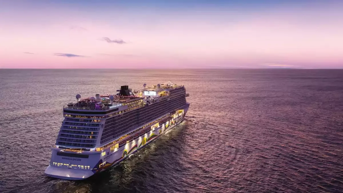 Le Norwegian Encore en mer, vu du ciel