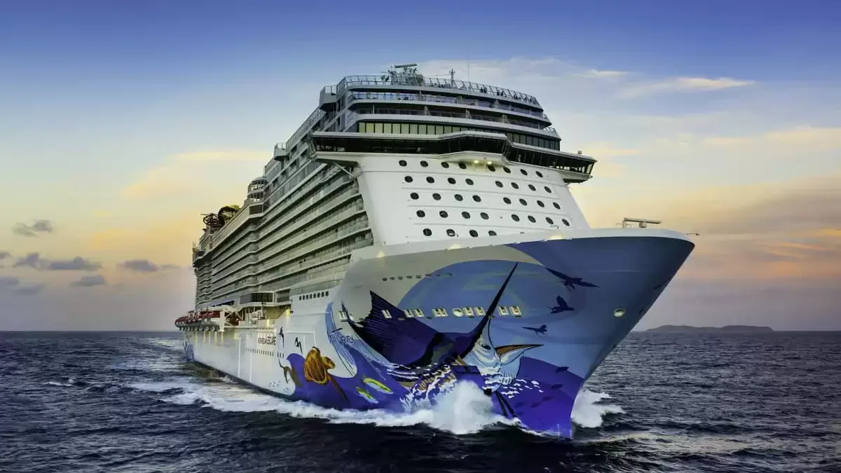 Le Norwegian Escape en mer, vu du ciel