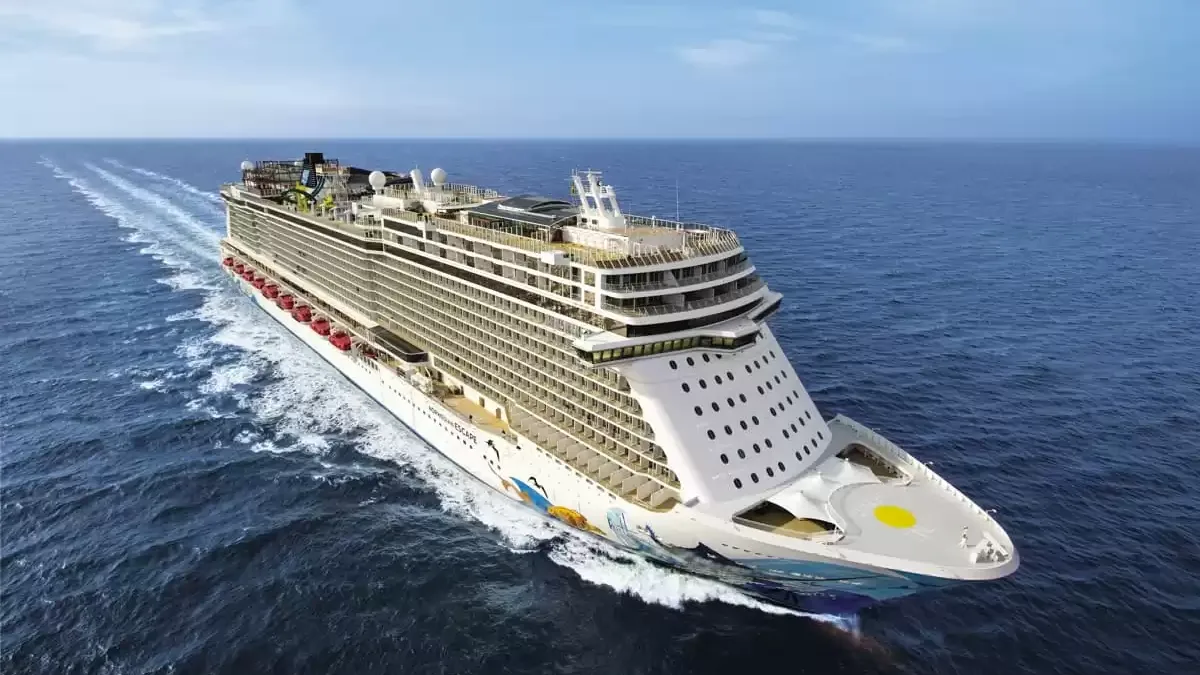 Le Norwegian Escape en mer, vu du ciel