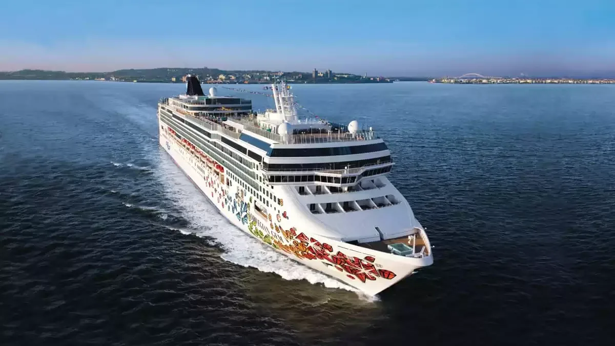 Le Norwegian Gem en mer, vu du ciel