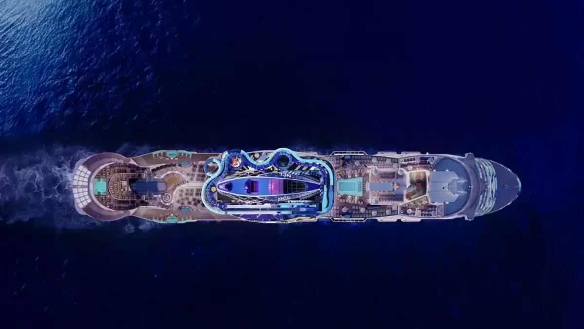Le Norwegian Luna en mer, vu du ciel