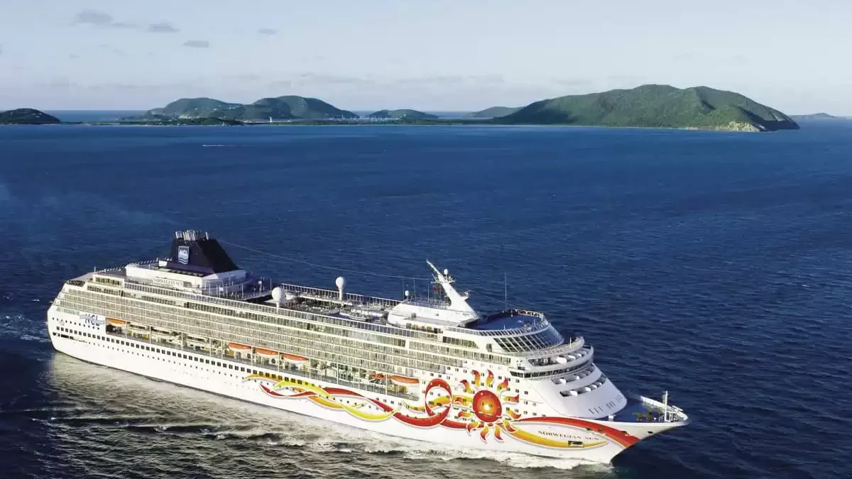 Le Norwegian Sun en mer, vu du ciel