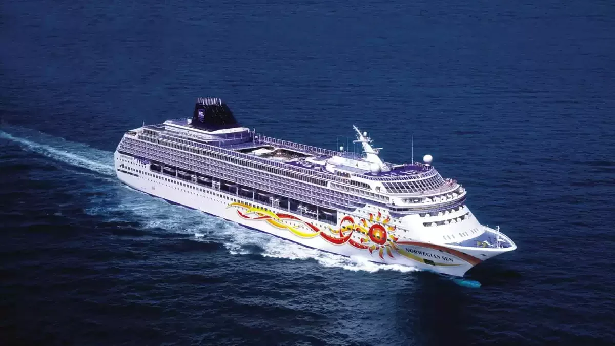 Le Norwegian Sun en mer, vu du ciel