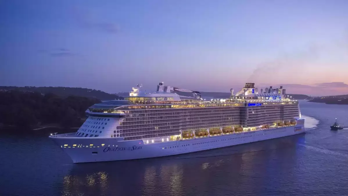 Le Ovation of the Seas en mer, vu du ciel