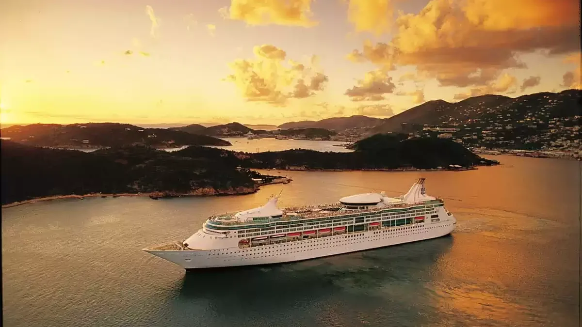 Le Rhapsody of the Seas en mer, vu du ciel