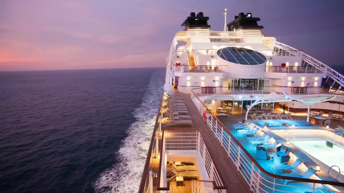 Le Seabourn Encore en mer, vu du ciel