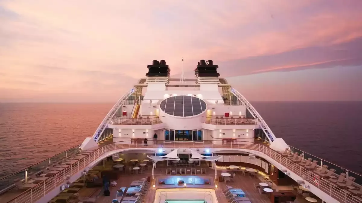 Le Seabourn Encore en mer, vu du ciel