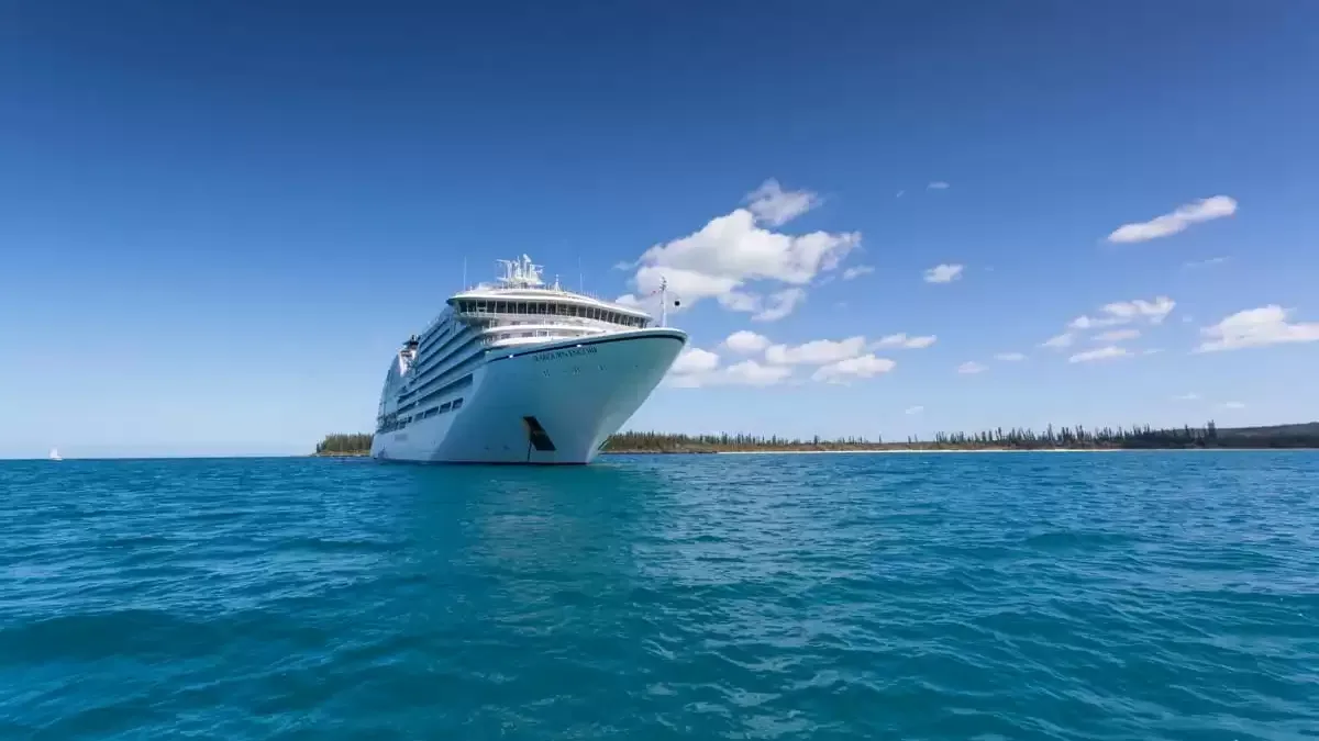 Le Seabourn Encore en mer, vu du ciel