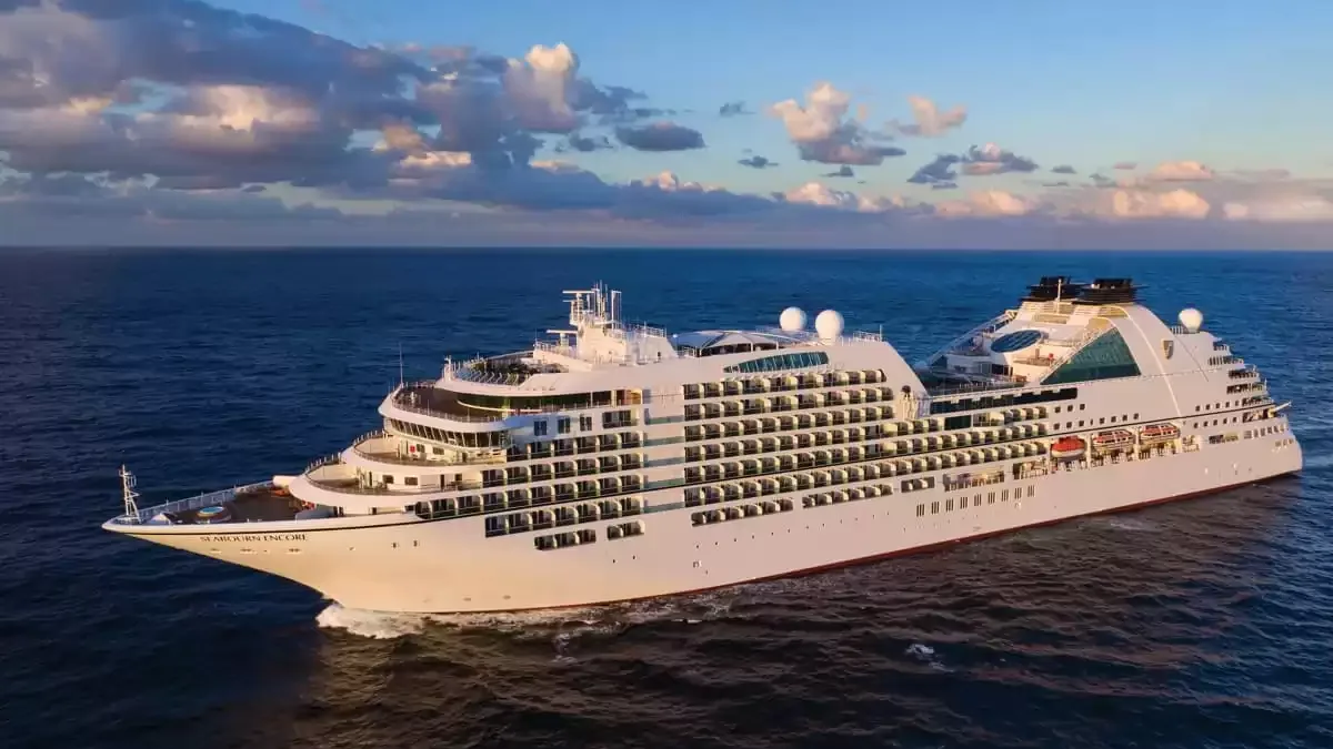 Le Seabourn Encore en mer, vu du ciel