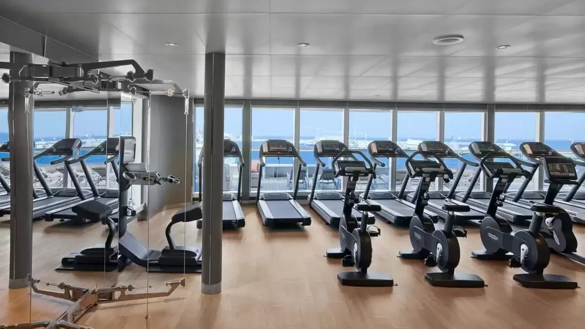 Salle de sport du Seabourn Ovation, tapis de course face aux baies vitrées