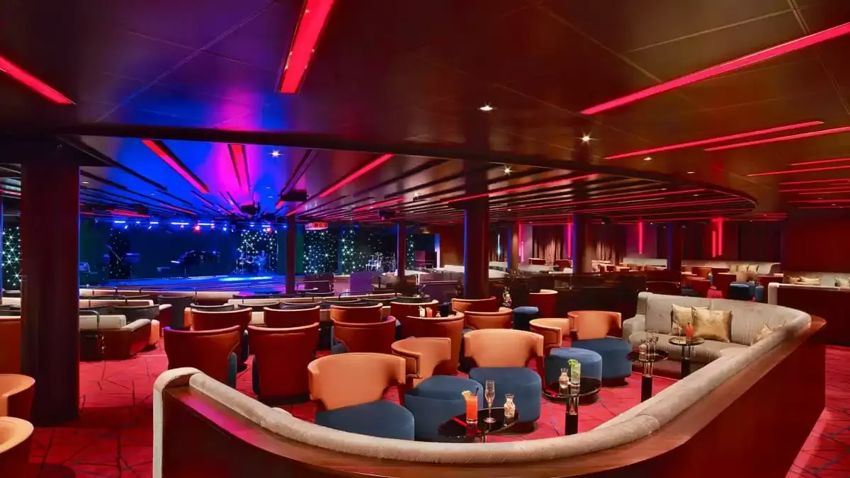 Salon-club du Seabourn Ovation, banquettes et éclairage rouge de soirée