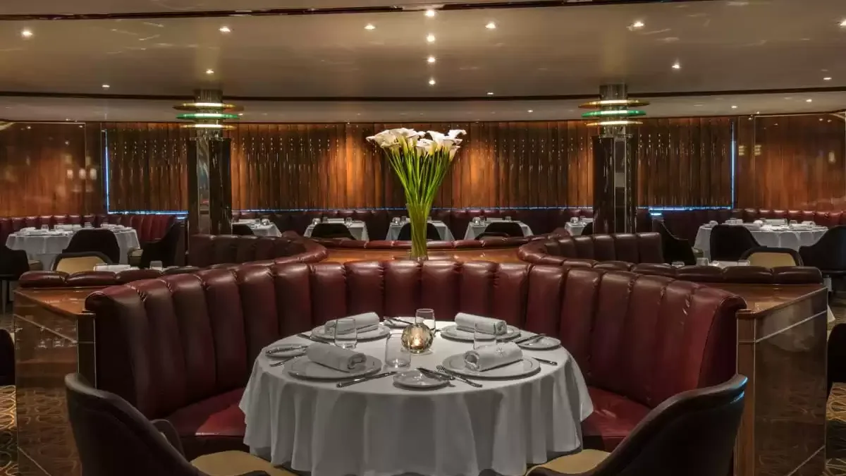 Alcôve en cuir d’un restaurant du Seabourn Ovation, table ronde dressée