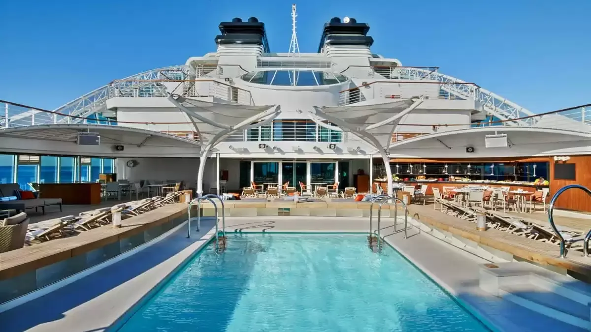 Piscine du pont supérieur du Seabourn Ovation, transats et cheminées