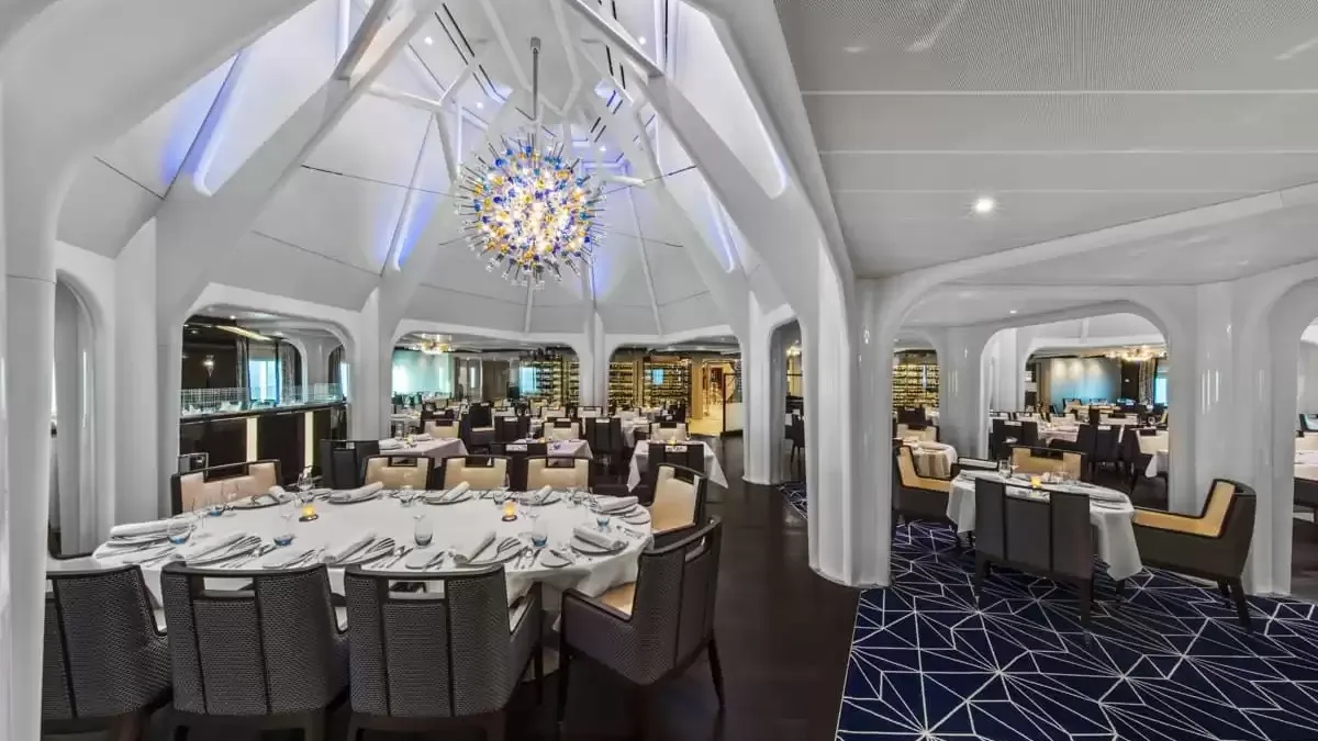 Restaurant principal du Seabourn Ovation, tables dressées sous un grand lustre