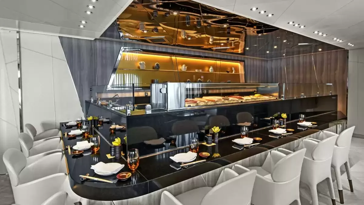 Restaurant japonais du Seabourn Ovation, comptoir noir et tables blanches