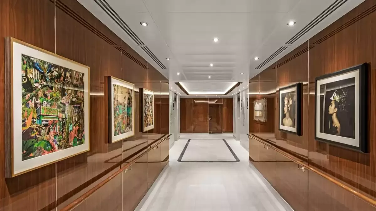 Tableaux exposés dans une coursive du Seabourn Ovation