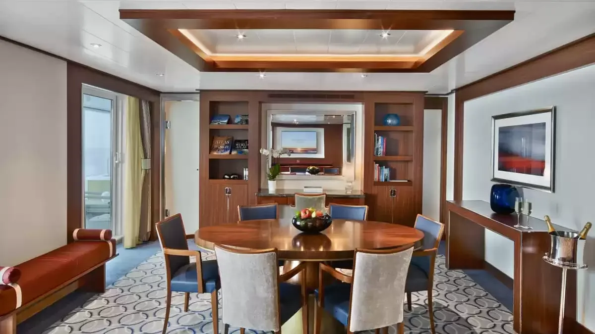 Salle à manger d’une suite du Seabourn Ovation, table ronde et bibliothèque