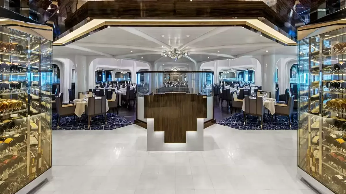 Entrée d’un restaurant du Seabourn Ovation, caves à vin vitrées de part et d’autre