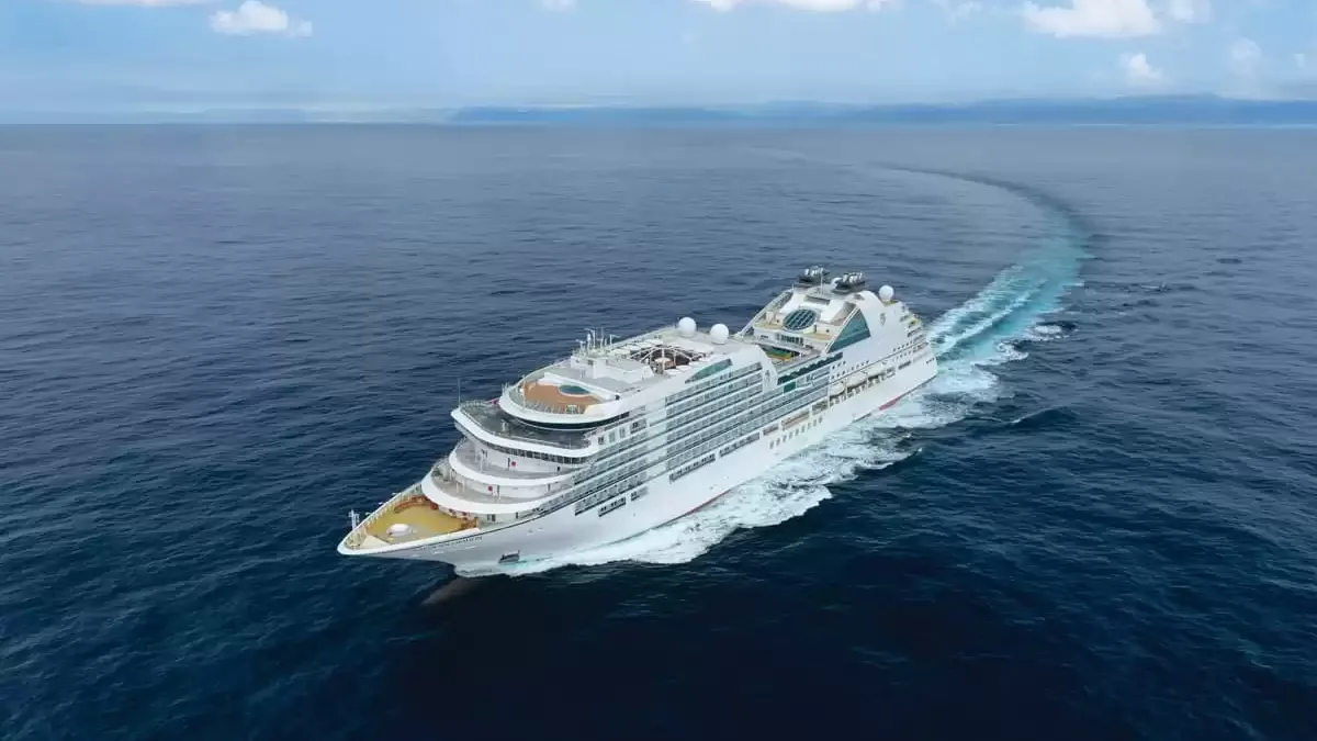 Le Seabourn Ovation en navigation vu du ciel, son sillage derrière lui