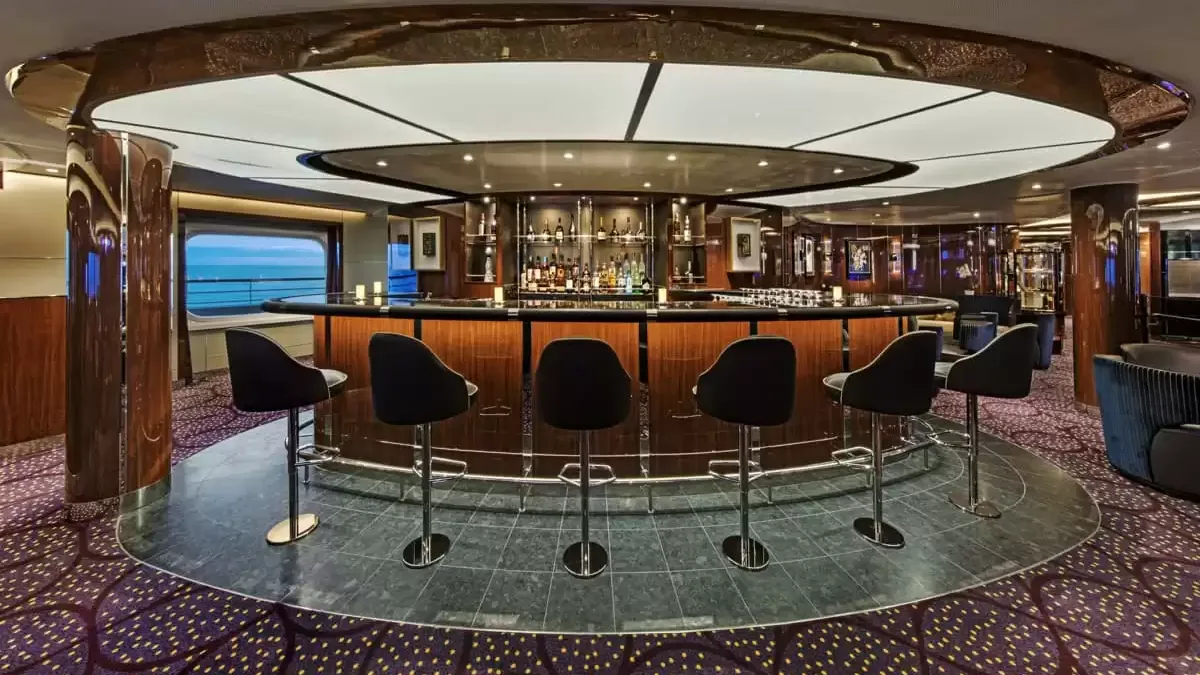 Bar circulaire du Seabourn Ovation, tabourets et baies sur la mer