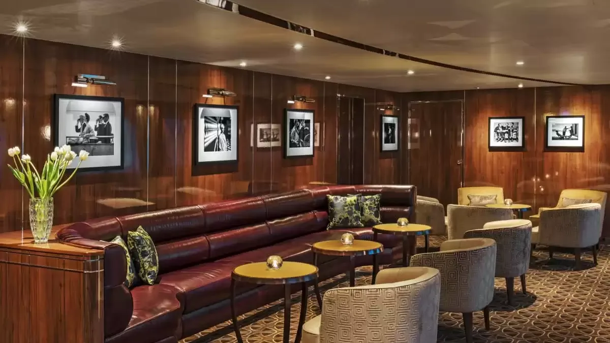 Salon du Seabourn Ovation, banquettes en cuir bordeaux et photographies en noir et blanc