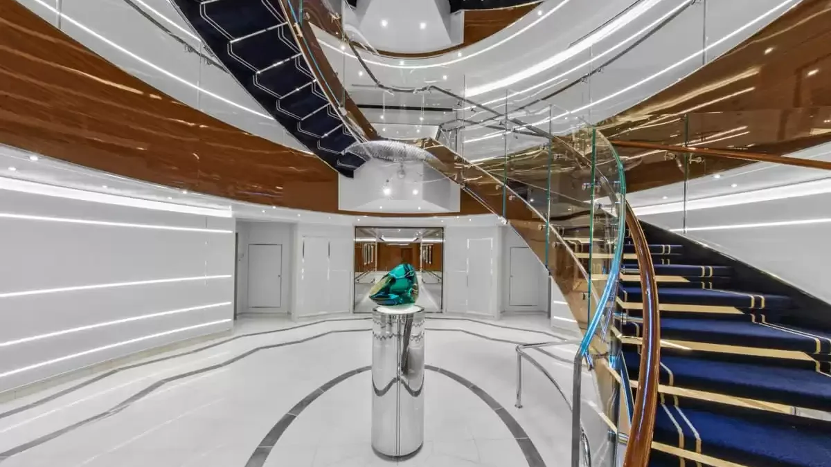 Escalier de l’atrium du Seabourn Ovation en marbre blanc et bois