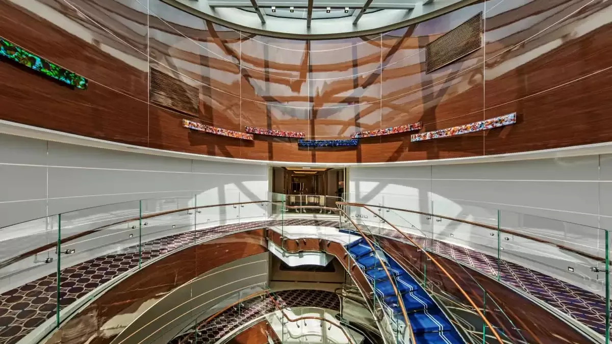 Atrium du Seabourn Ovation vu d’en haut, coursives et escaliers sur plusieurs ponts