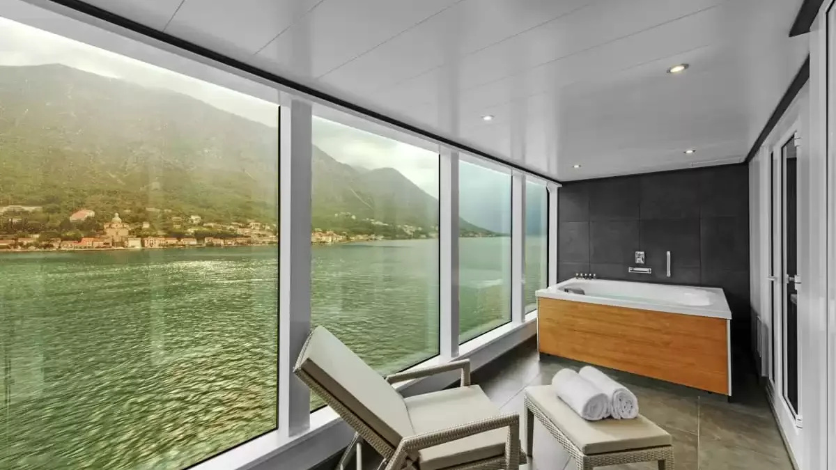 Salle de bains d’une suite du Seabourn Ovation, baignoire face aux baies vitrées