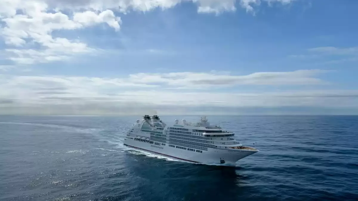 Le Seabourn Ovation en pleine mer, vue aérienne de trois quarts avant