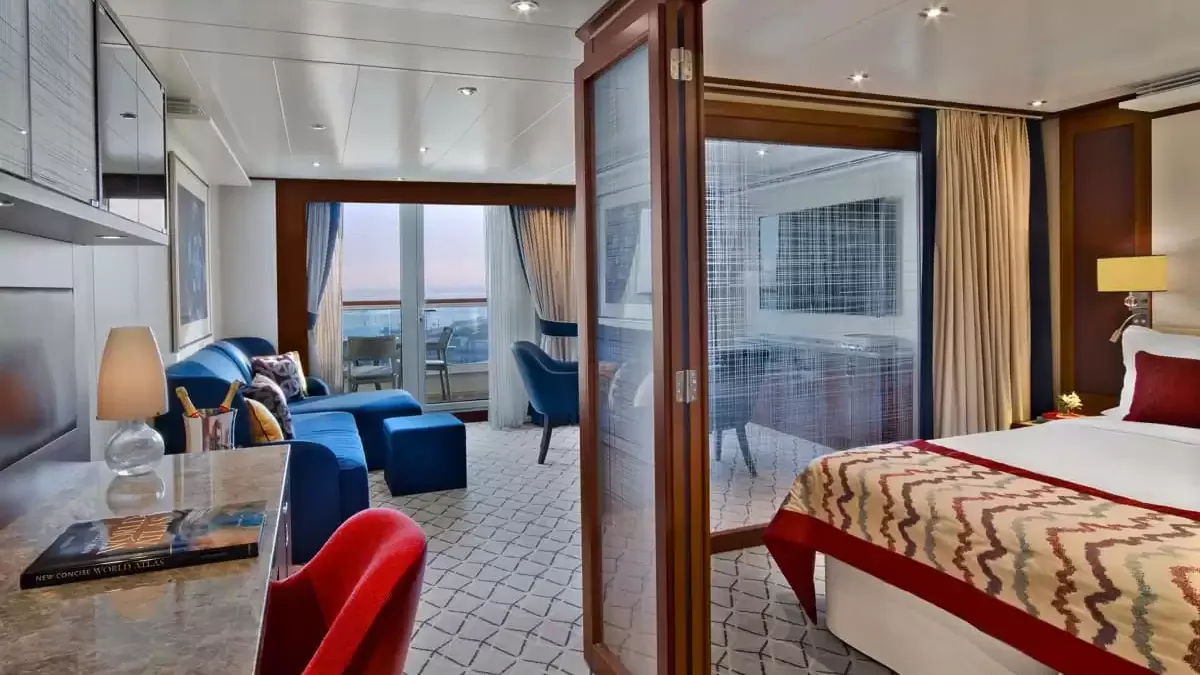 Suite du Seabourn Ovation, chambre et salon séparés par une porte pliante