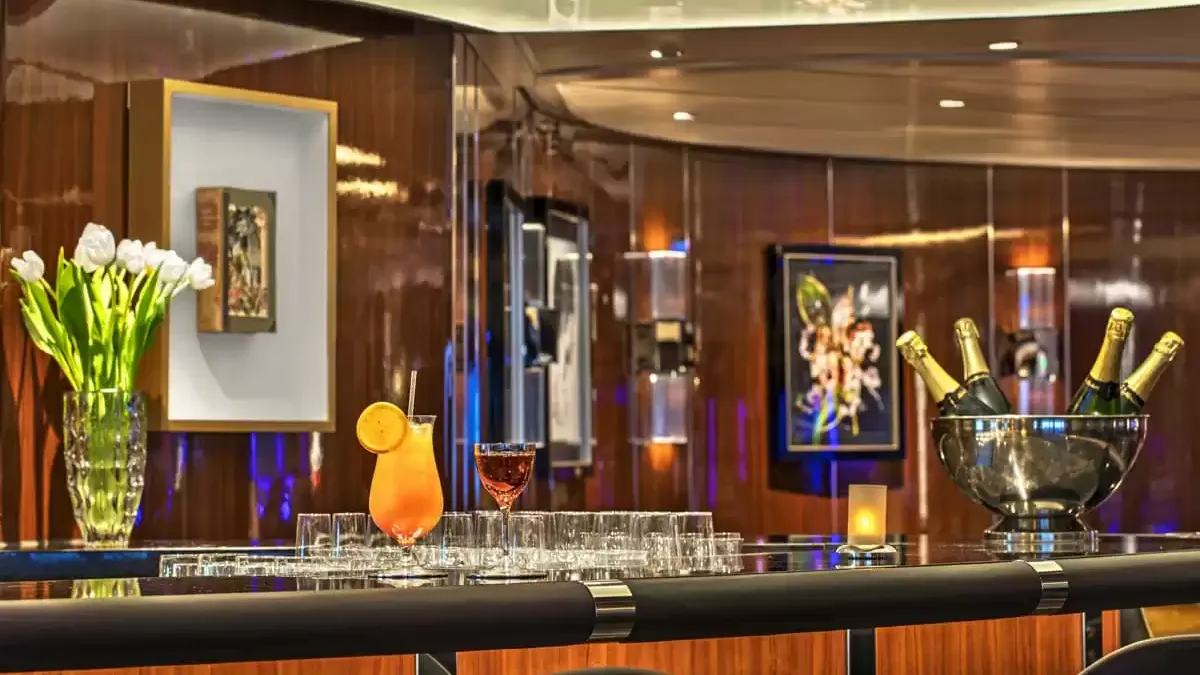 Comptoir d’un bar du Seabourn Ovation, cocktail et seau à champagne
