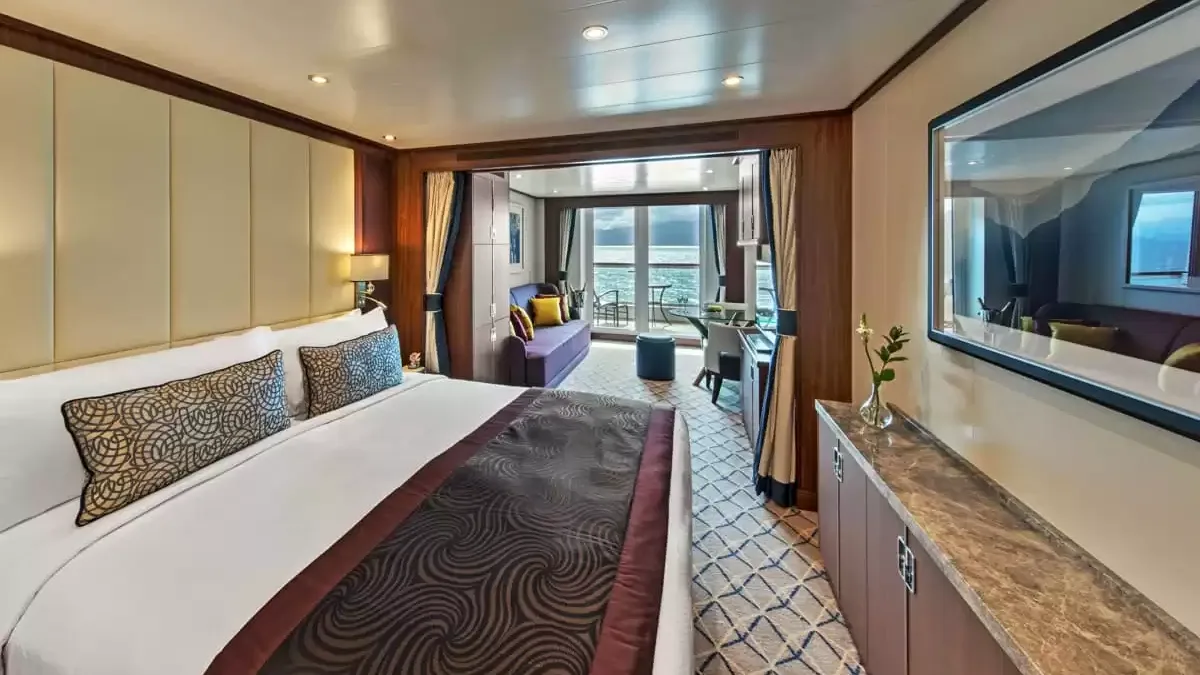 Chambre d’une suite du Seabourn Ovation, lit double et balcon