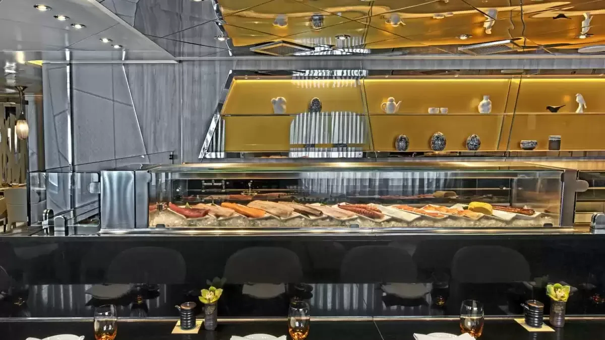 Comptoir à sushis du Seabourn Ovation, vitrine réfrigérée et places au bar