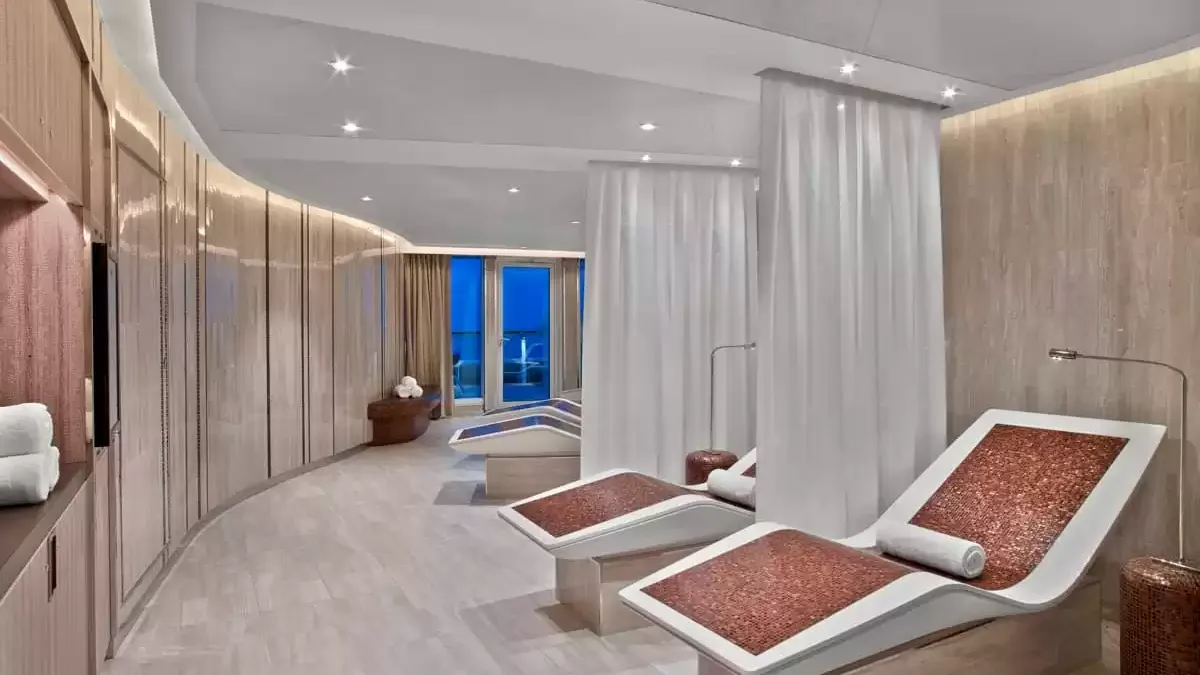 Espace détente du spa du Seabourn Ovation, lits chauffants face aux baies