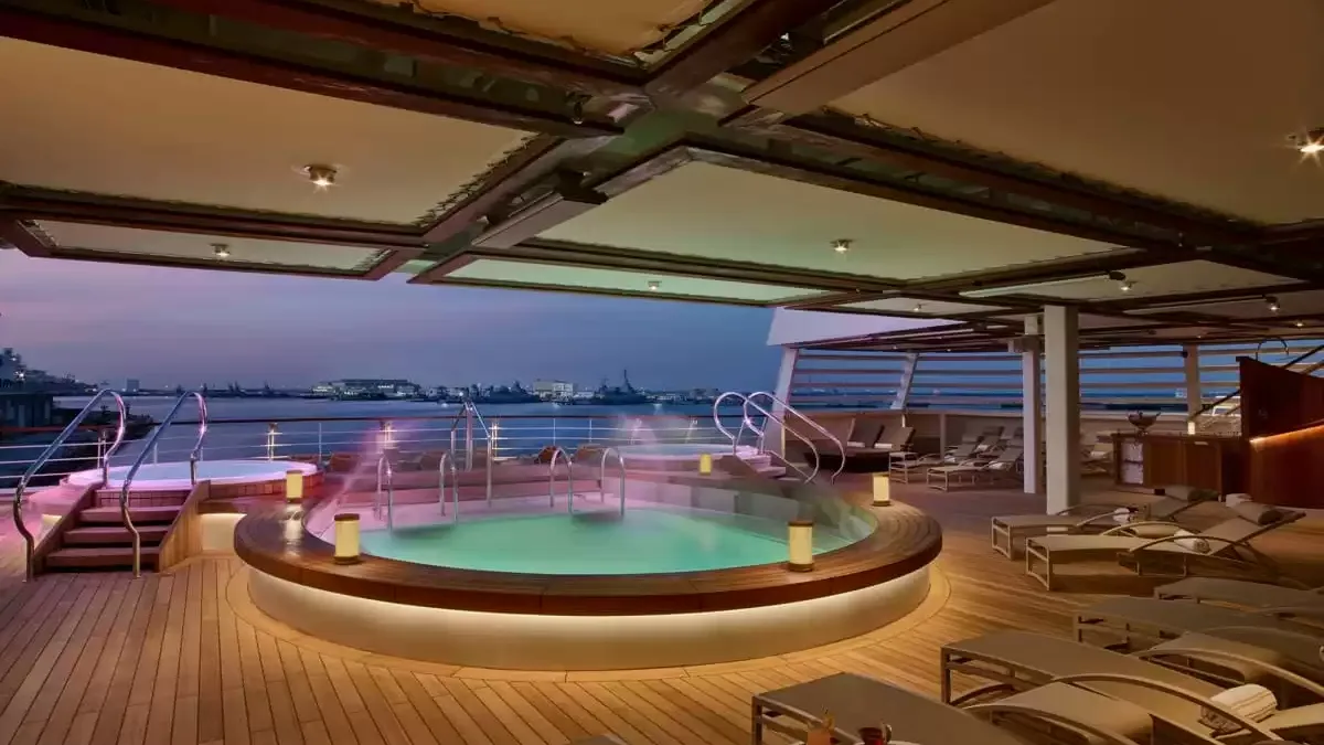 Jacuzzi et transats du pont arrière du Seabourn Ovation au crépuscule