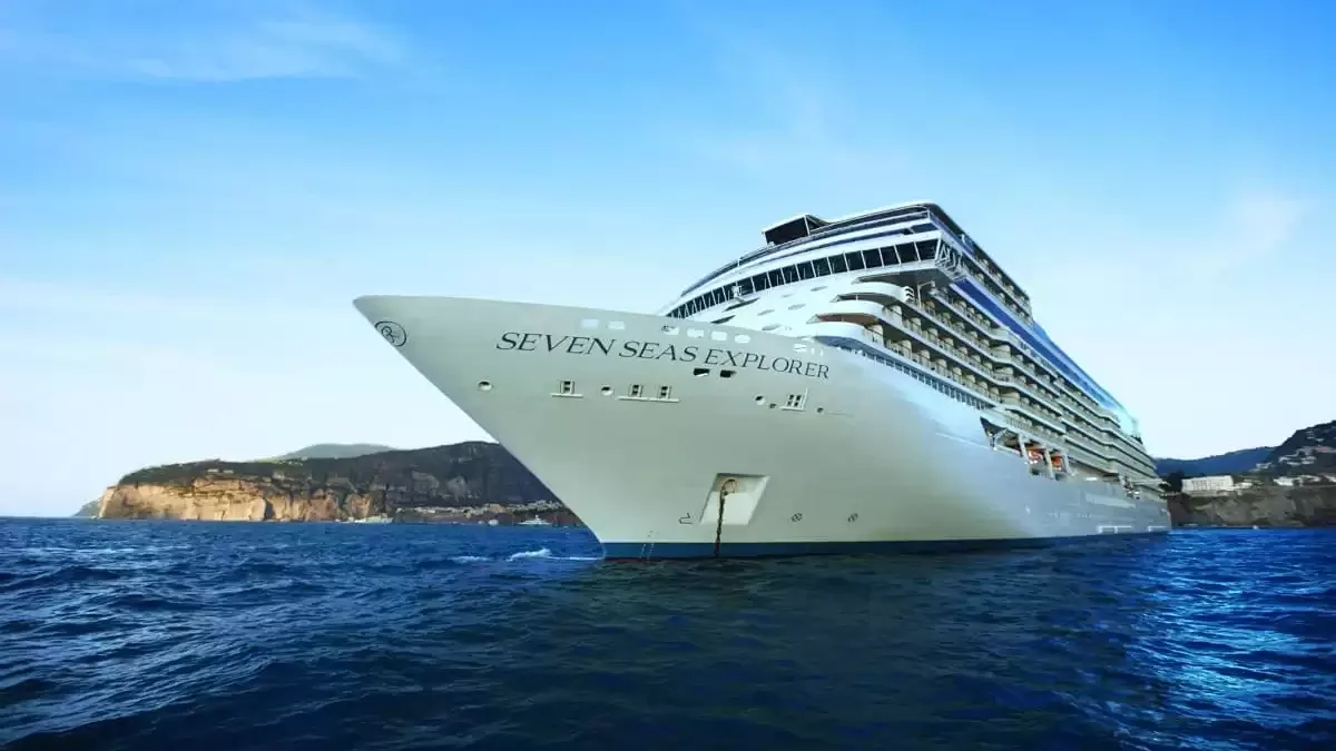 Le Seven Seas Explorer en mer, vu du ciel