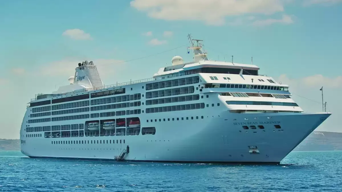 Le Seven Seas Mariner en mer, vu du ciel