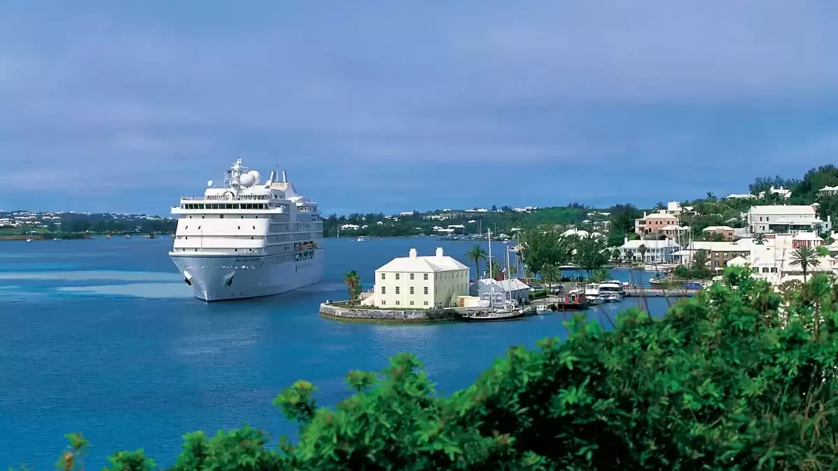 Le Seven Seas Navigator en mer, vu du ciel