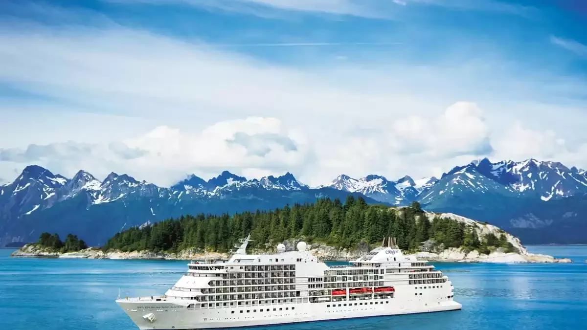 Le Seven Seas Navigator en mer, vu du ciel