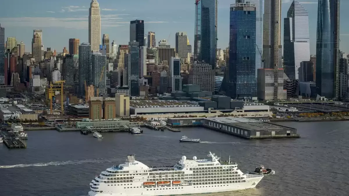 Le Seven Seas Navigator en mer, vu du ciel