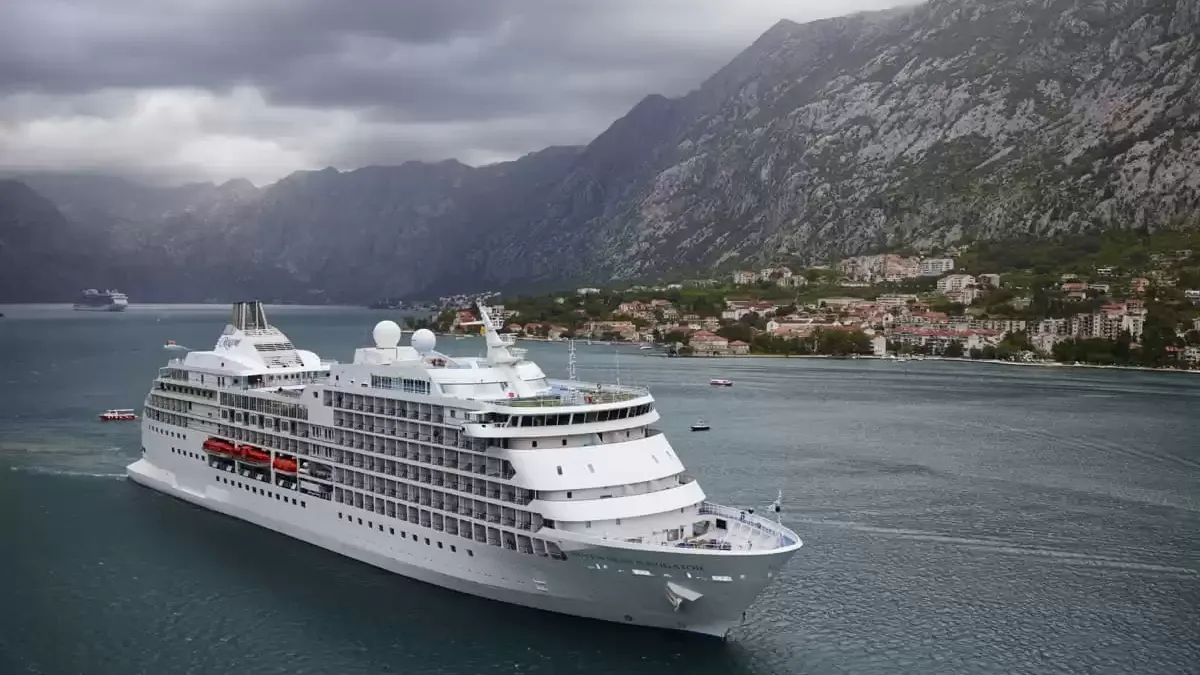 Le Seven Seas Navigator en mer, vu du ciel