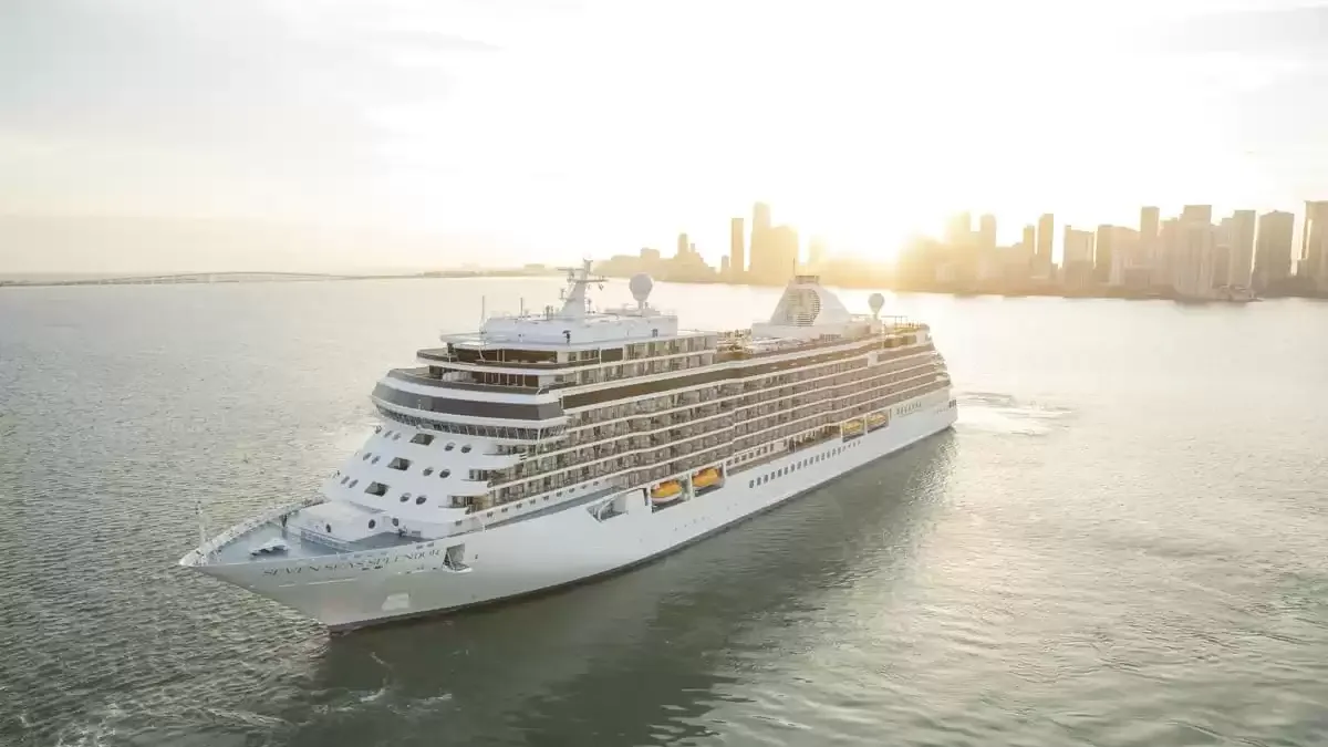 Le Seven Seas Splendor en mer, vu du ciel