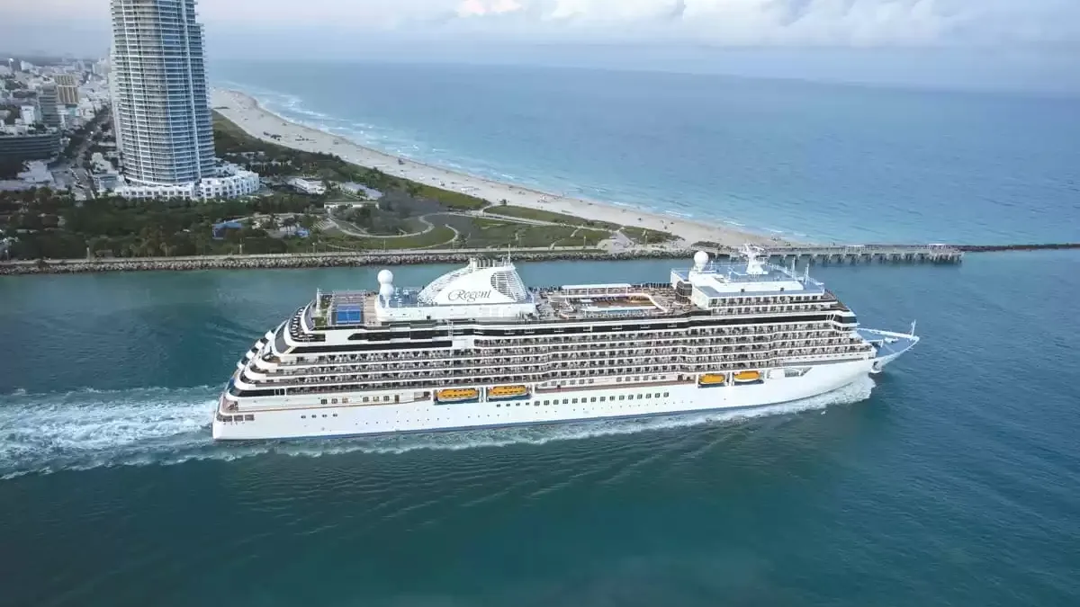 Le Seven Seas Splendor en mer, vu du ciel